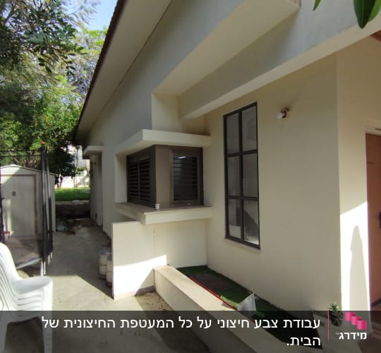 קיר חיצוני של בית עם חלון ומרפסת קטנה
